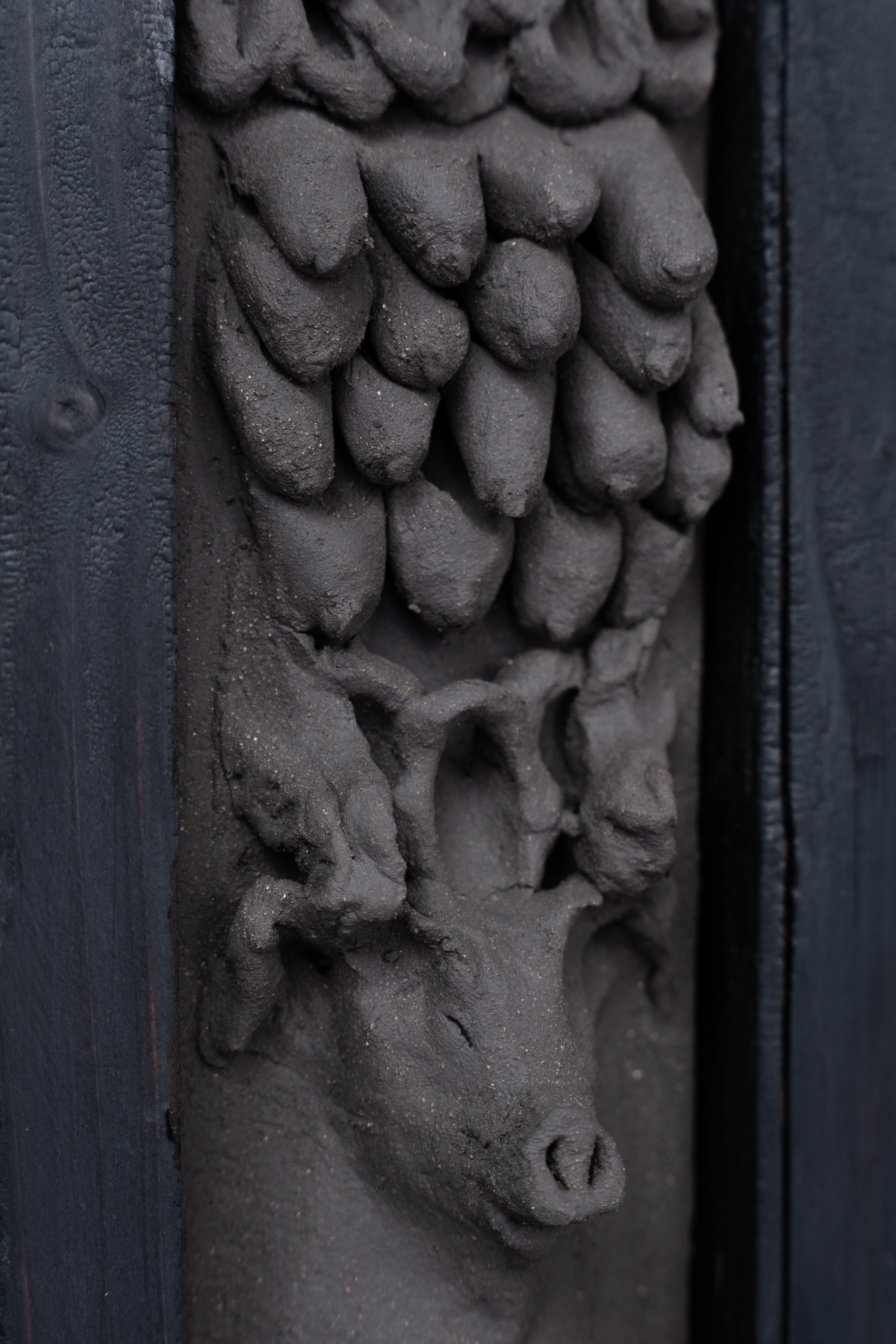 Oratoire, détail — truie et panier de seins. Photo © Octave Pineau-Furet